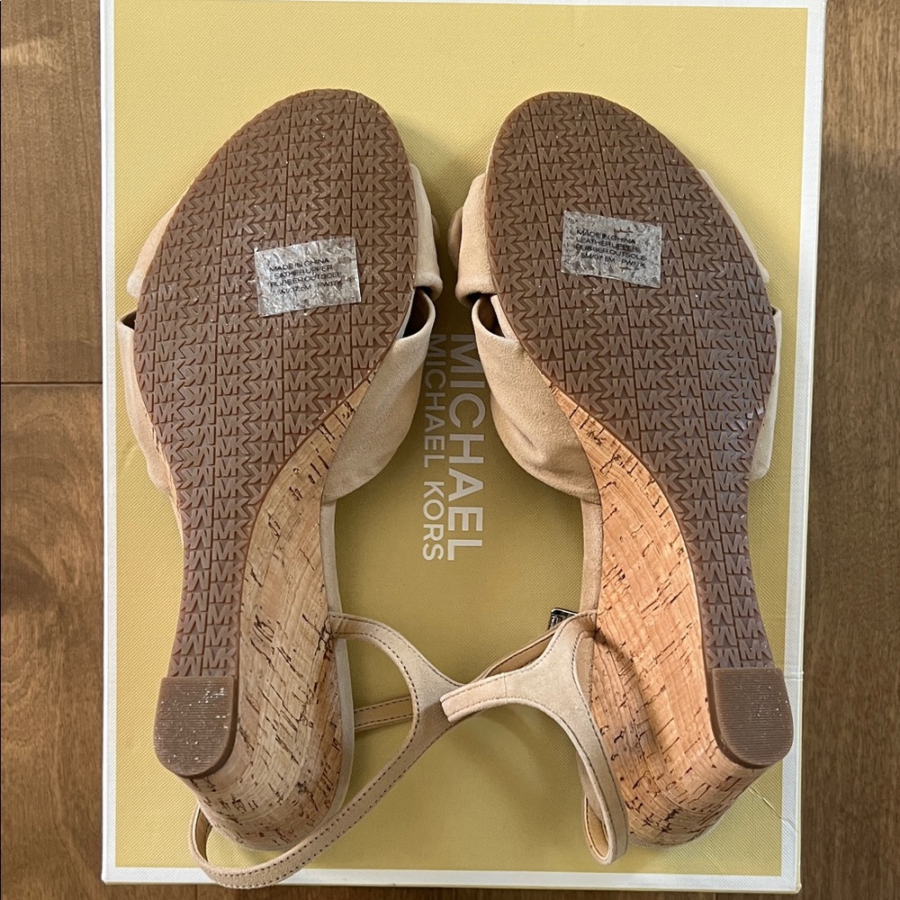 Michael Kors Elegant Beige Sandals - Picture 4 of 7